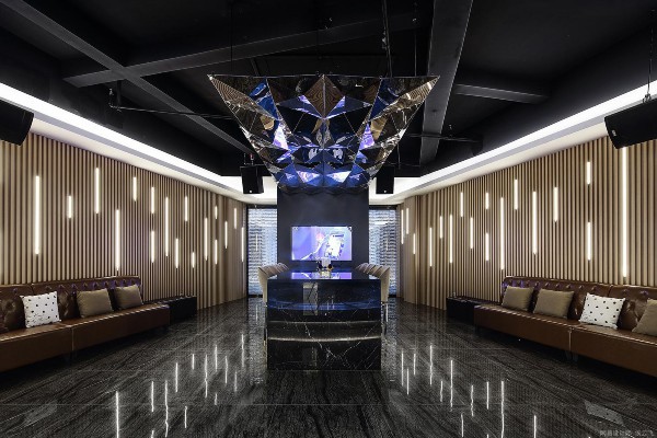 山城夜色迷人眼，重庆夜生活韵味浓